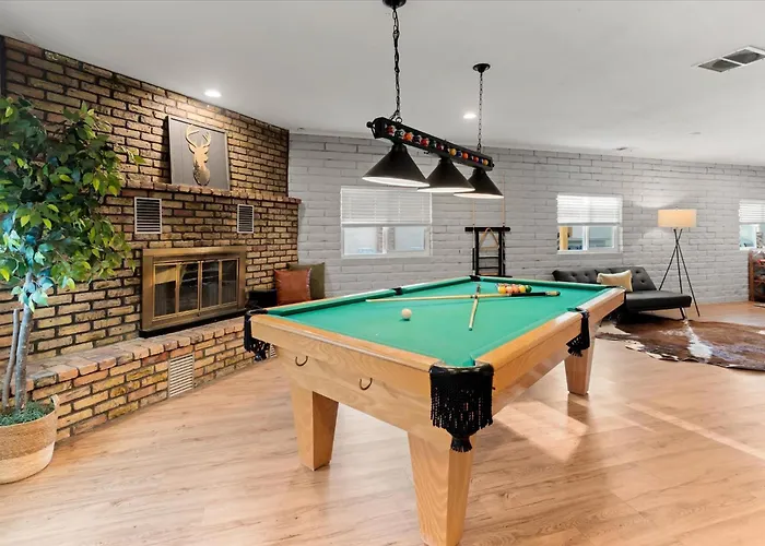 Sleeps 18 Hot Tub Pool Table Fire Pit Arcade Game Holiday home Flagstaff
