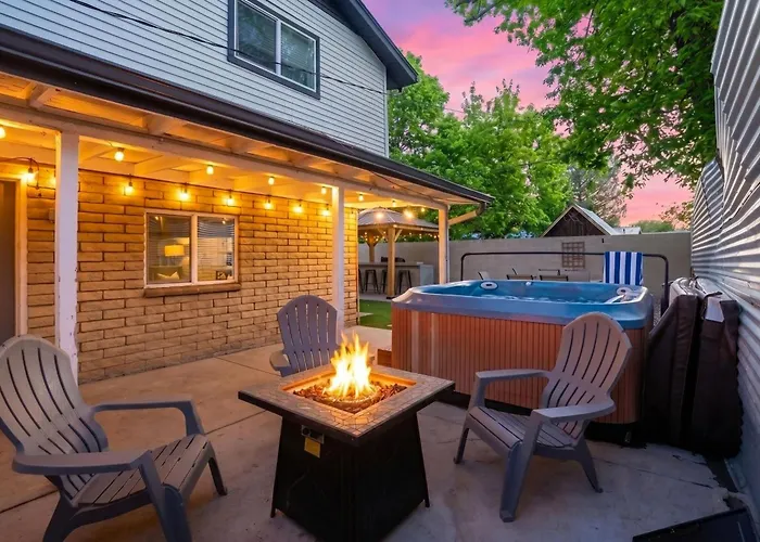 Holiday home Sleeps 18 Hot Tub Pool Table Fire Pit Arcade Game *