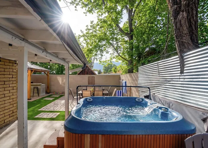 Sleeps 18 Hot Tub Pool Table Fire Pit Arcade Game Holiday home Flagstaff