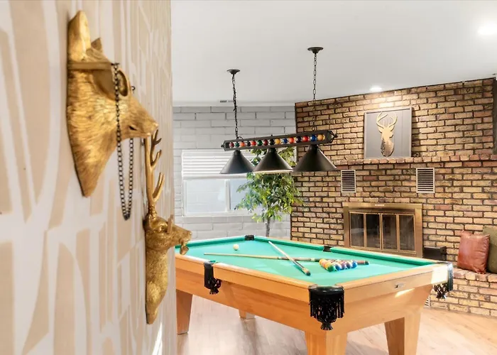 Holiday home Sleeps 18 Hot Tub Pool Table Fire Pit Arcade Game